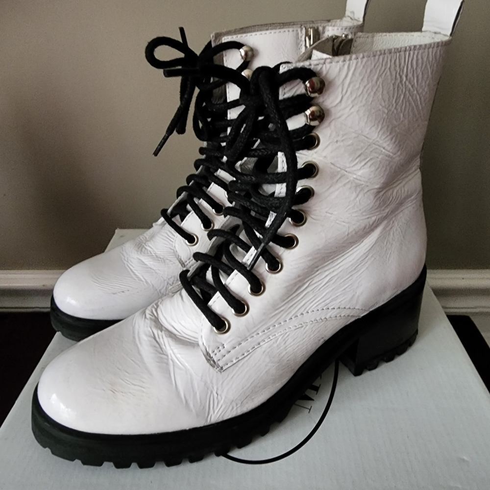 Steve Madden lug sole white leather boots Size 9